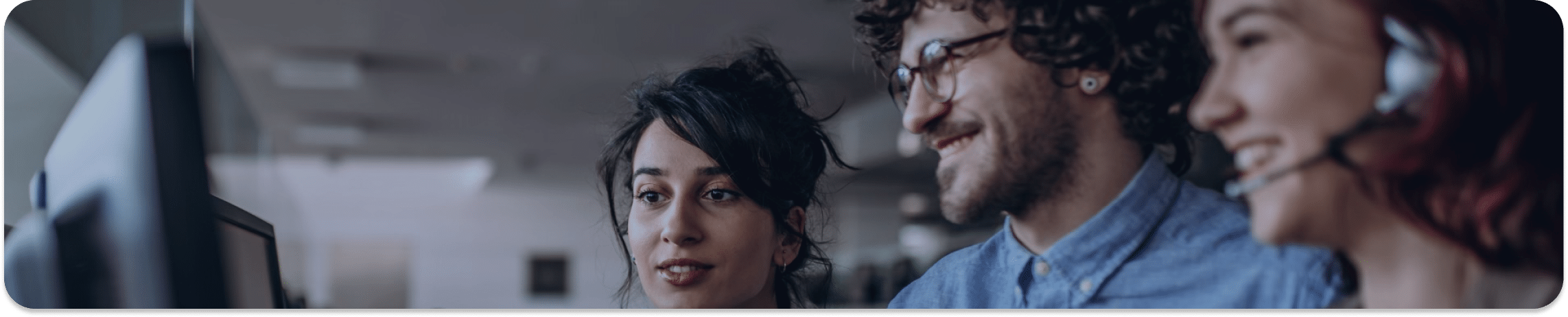 Photo de deux personne travaillant en cyber sécurité