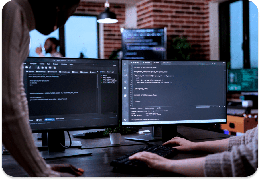 Photo d'une personne travaillant en cyber sécurité