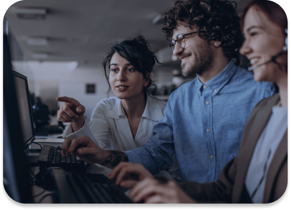 Photo de deux personne travaillant en cyber sécurité